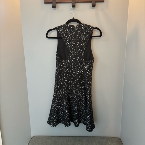 Elegant Black and White Sleeveless Dress - Picture 4 of 6